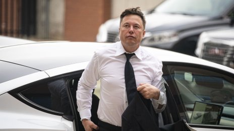 Мъск обеща, че няма да продава акции на Tesla в следващите две години