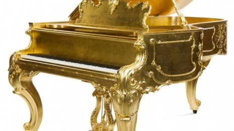 Продават на търг позлатен роял на Steinway & Sons в стил Луи XV