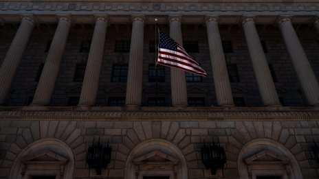 Америка още не е останала сама, но върви натам