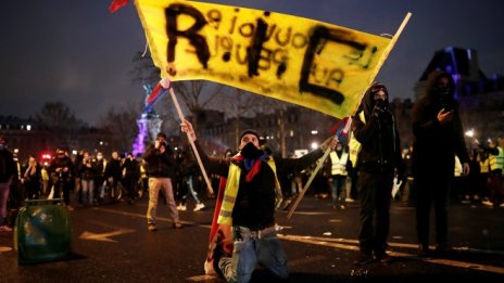 „Червени шалчета“ срещу „жълтите жилетки“ във Франция