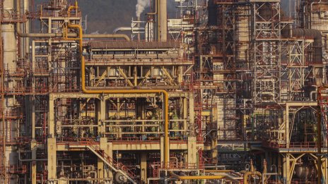 Петролът поевтинява заради слабите икономически данни от Китай