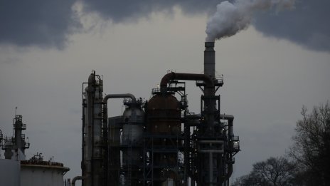 Бягството от риска ограничава седмичното поскъпване на петрола*