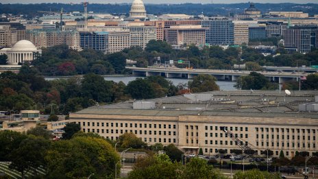 Кой дари на Пентагона 130 млн. долара за заплати на военните?