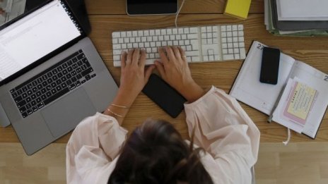 Може ли регламентът за ИИ да спаси работниците от надзорния капитализъм?