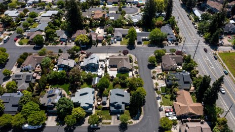 Цените на жилищата в САЩ ще нараснат с 3,5% тази година, но митата ще засегнат строителството