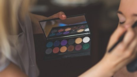 Revlon започва партньорство с Amazon, за да засили онлайн присъствието си