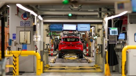 Автомобилостроенето във Великобритания прекъсва 10-месечна серия от спадове