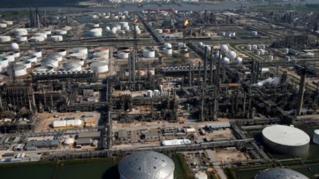 Петролни рафинерии в Тексас възстановяват дейността си след урагана Харви