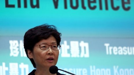 Кари Лам: "Екстремното насилие" оправдава използването на извънредни правомощия