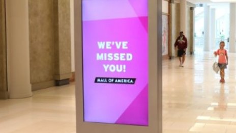 Моловете в САЩ се отказват от пазаруването, за да запълнят свободните площи