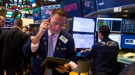 Оптимизмът около новия пакет от стимули изстреля Dow с над 300 пункта нагоре