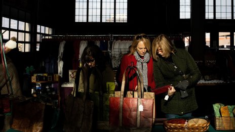 Рисковете от рецесия помрачават потребителското доверие в САЩ