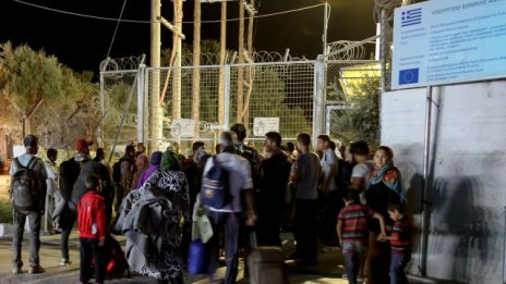 Пожар в бежански лагер предизвика хаос на остров Лесбос