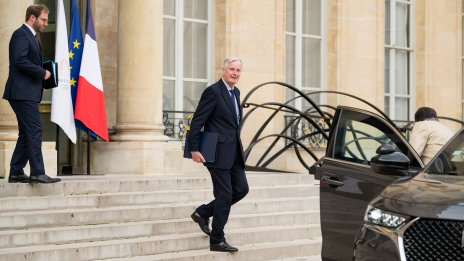 Крайната десница във Франция заплаши да свали кабинета „Барние“