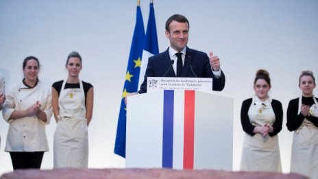 Изпадналата в криза Франция попада под прожекторите