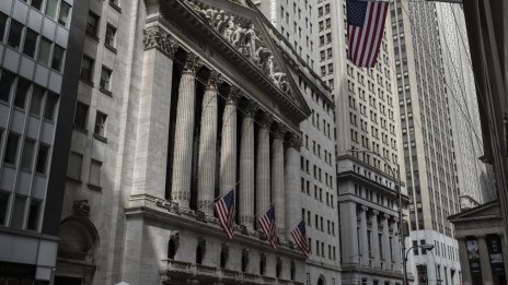 S&P 500 изкачи 9-месечен връх, тласкан от акциите на Apple*