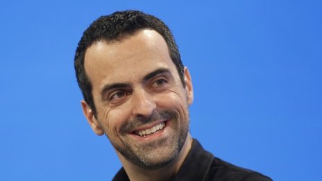 Facebook привлече Хюго Бара 