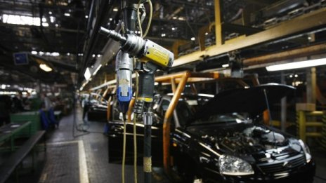 АвтоВАЗ уволнява 13 000 работници