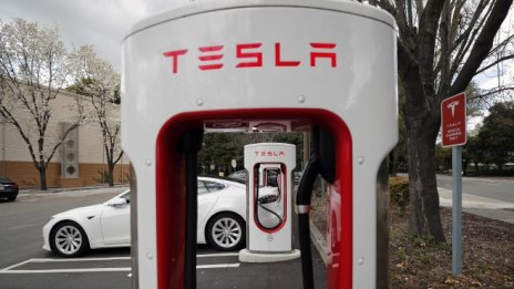 Въпреки рекордните доставки Tesla съкращава стотици служители 