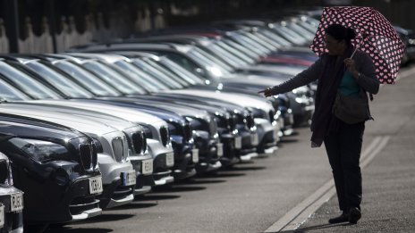 Растящите разходи за живот може да принудят британците да изоставят луксозните коли