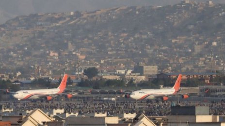 След атентатите летището в Кабул е обстрелвано и с ракети