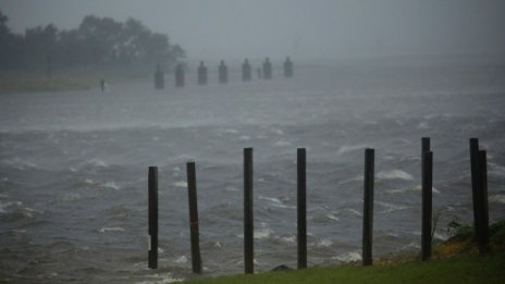 Ураганът "Айда" носи понижения на цената на петрола*