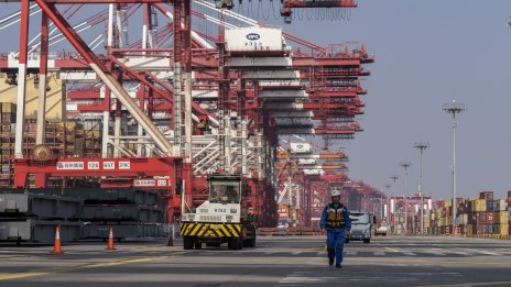 Китай излиза от търговския хаос с рекорден износ и излишък