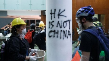 Имат ли шанс инвеститорите в размирния Хонконг?