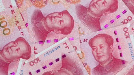 Китай залага на глобализацията на юана във финансовата битка със САЩ 