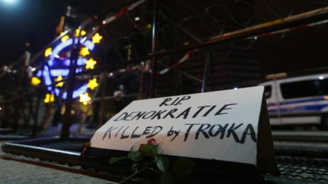 Тройката се връща в Атина, но вече като квартет