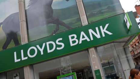 Lloyds замрази сметките на хиляди клиенти в борбата срещу прането на пари