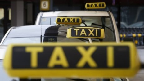ИПИ: Такситата в София ще са проблем и тази зима. Причините са нормативни