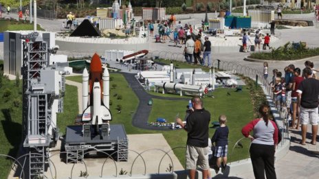 Акциите на дубайския строител на Legoland се сринаха при дебюта си на борсата