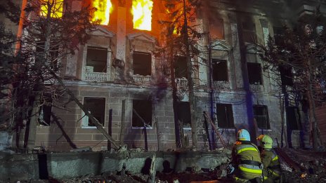 Сигнали за въздушна атака и експлозии в цяла Украйна