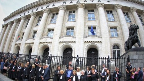 ЕК критикува струпването на власт на главния прокурор на България