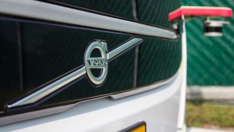 Производителят на камиони AB Volvo очаква още прекъсвания заради чиповете