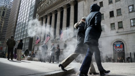 S&P 500 отстъпва от рекордното ниво, Nasdaq Composite спада с 1%*