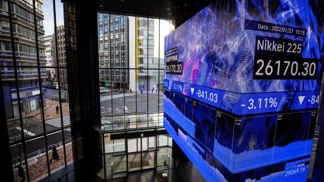 Сезонът на отчетите и притеснения за икономиката на САЩ натежаха върху световните акции