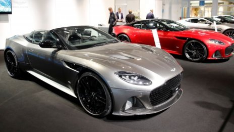 Канадски моден магнат готви оферта за Aston Martin