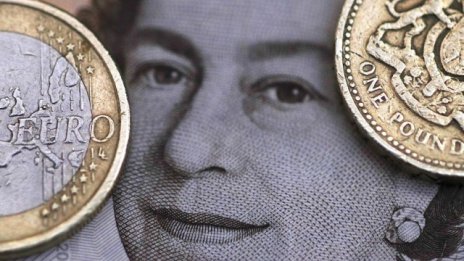 Паундът поевтинява в очакване на задействането на Brexit