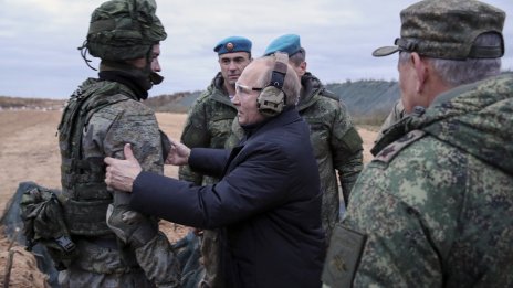 Путин посети войници на полигон и стреля с оръжие 