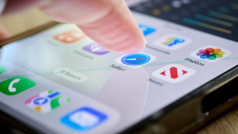 Акциите на Alphabet понасят удар от 115 млрд. долара заради предизвикателствата при търсачките