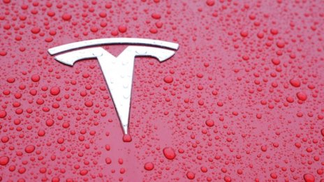 Регулаторите проверяват твърденията на Tesla за автопилота