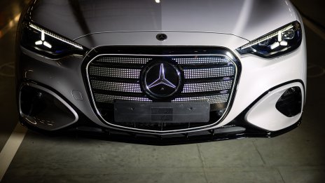 Тримесечните продажби на Mercedes се свиват, притиснати от слабото търсене в Китай