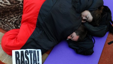 Как младото поколение в Европа плаща сметките на възрастното