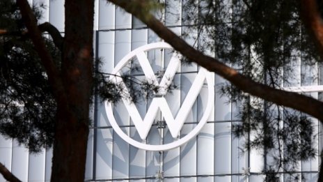VW: Недостигът на чипове ще ограничи производството в следващите месеци