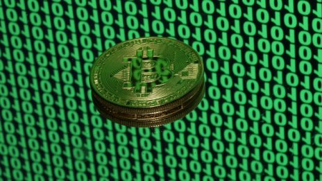 Цената на биткойна падна под 7000 долара