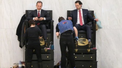 Край на костюмарите на Wall Street: Goldman Sachs разхлаби изискванията за дрескода 