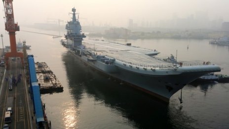 Китай започна тестове на първия самолетоносач собствено производство