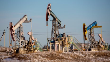 Спадът в цените на световния пазар сви приходите от петрол на Русия до двегодишно дъно